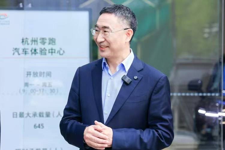 蓝莓贵金属交易平台真的能让您实现财富自由吗？快来看看学者的看法！